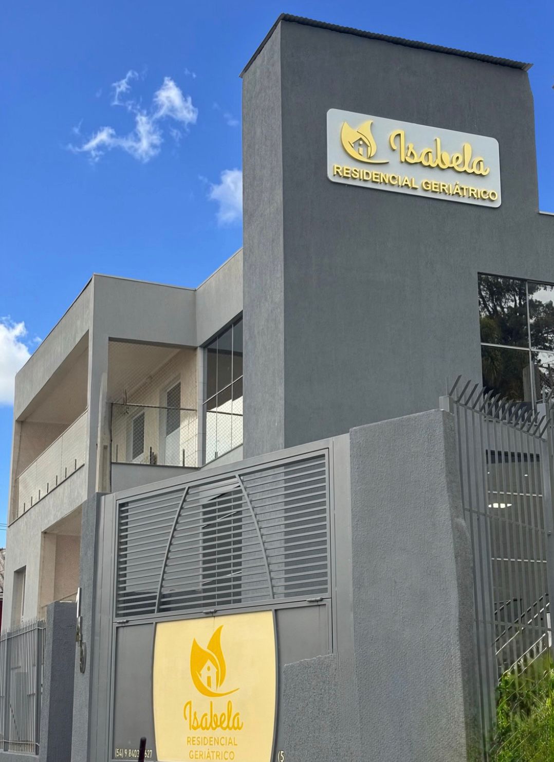 Profissional de enfermagem auxiliando uma pessoa idosa